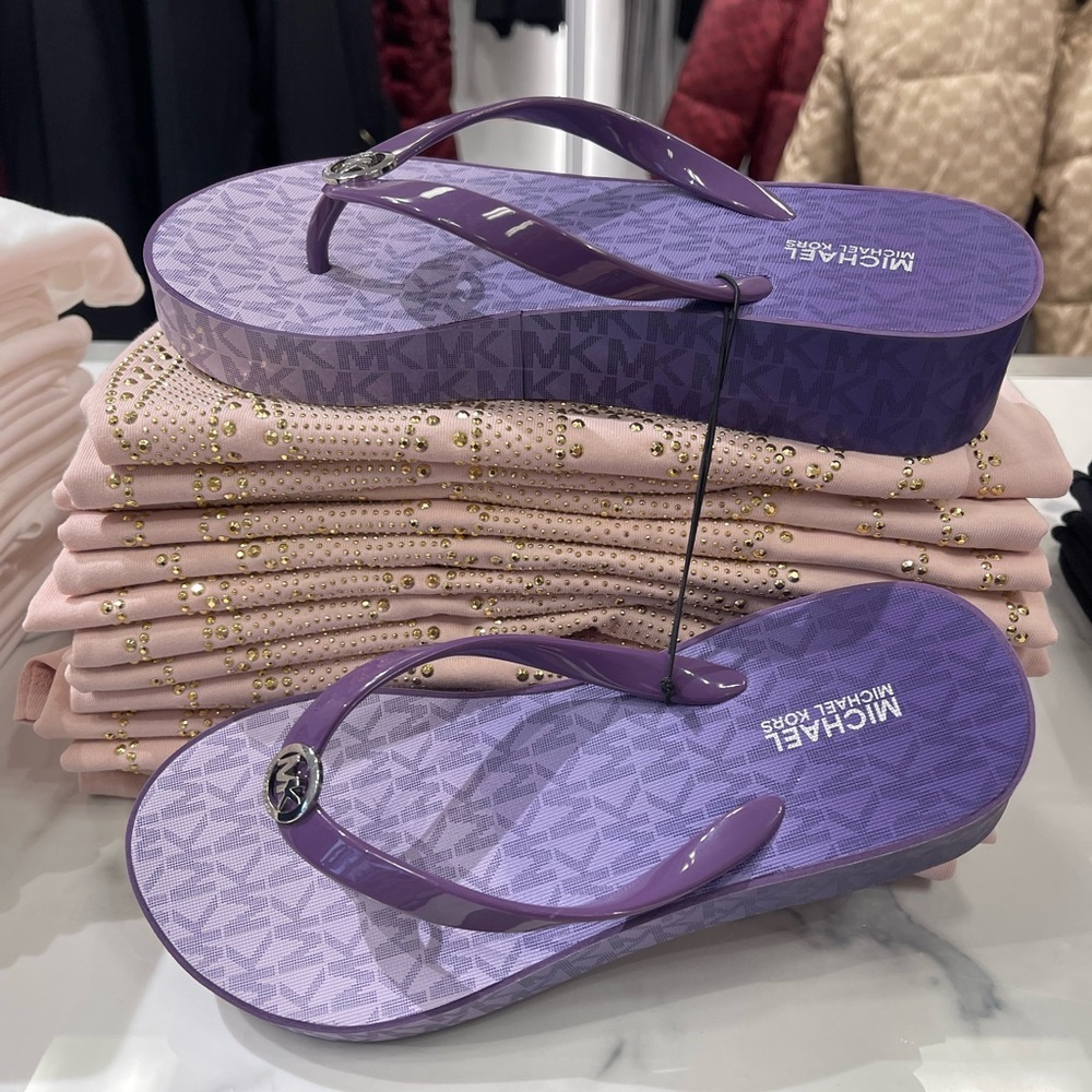 Michael Kors BEDFORD FLIP FLOP
PVC/OMBRE MK SIG
49R6BDFA1Q
Dark Purple 
Platform - Picture 12 of 16